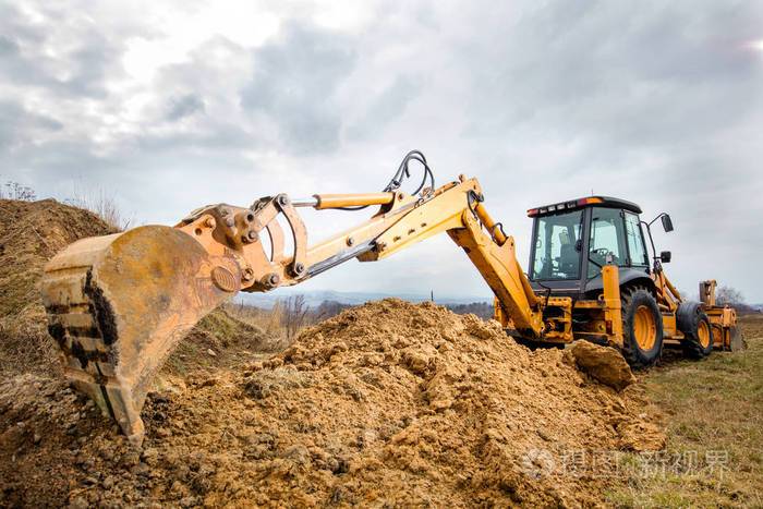 挖掘机在现场进行土方工程